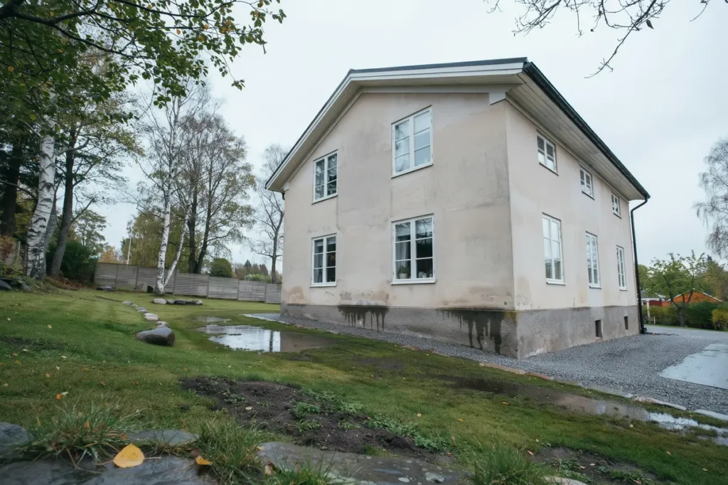 skydda husgrunden med r tt marklutning s leder du bort regnvatten fr n tomten